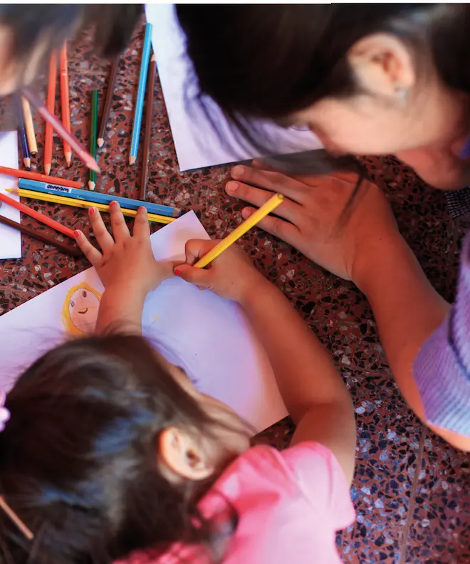Niños y niñas en el Patio Don Bosco recibiendo apoyo escolar