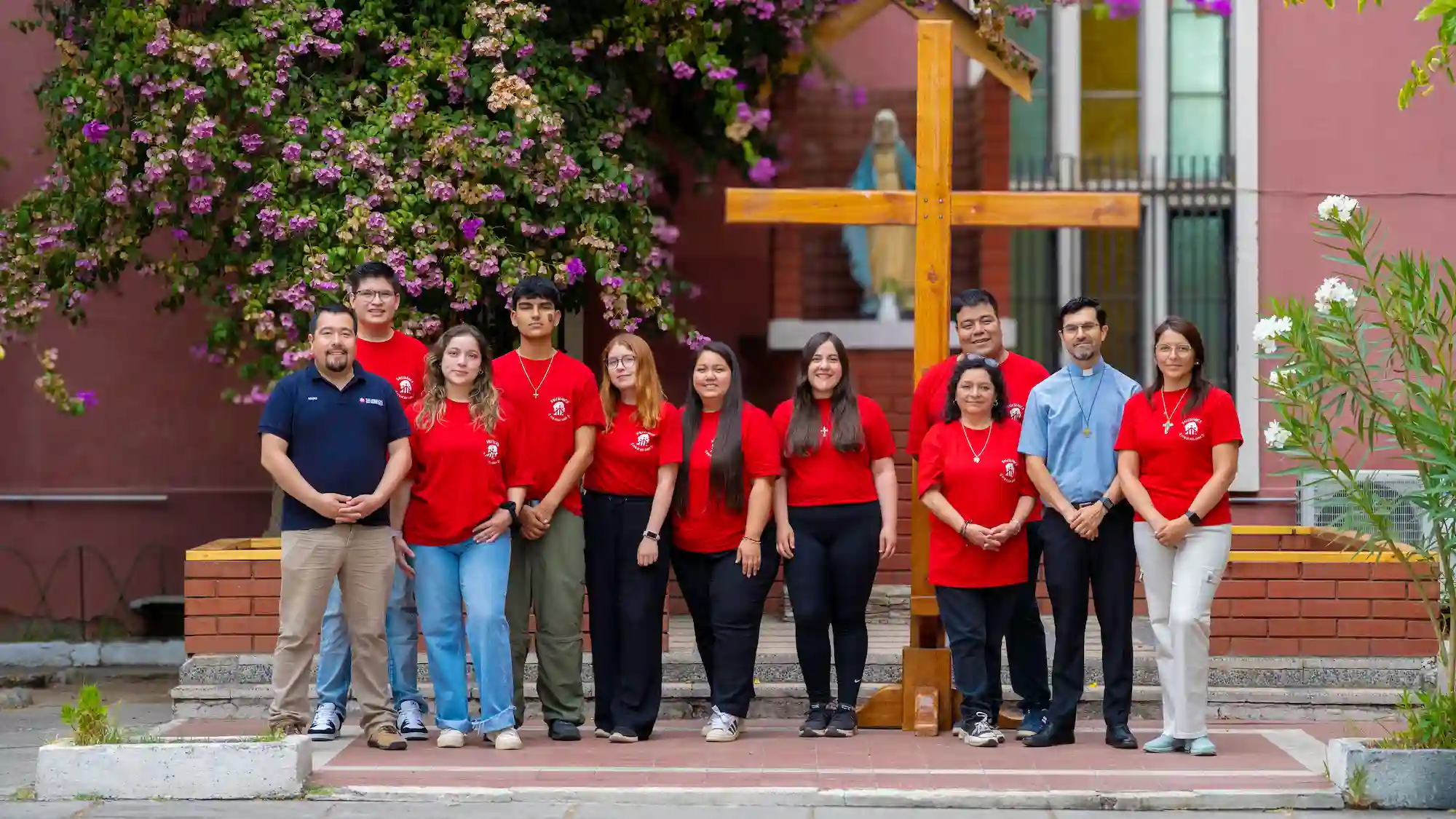 Voluntarios trabajando juntos